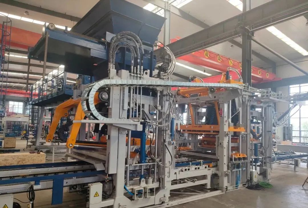 威尼斯人娱乐城ZN900CG国产设备首次进入北美市场，开创中国砖机新纪元