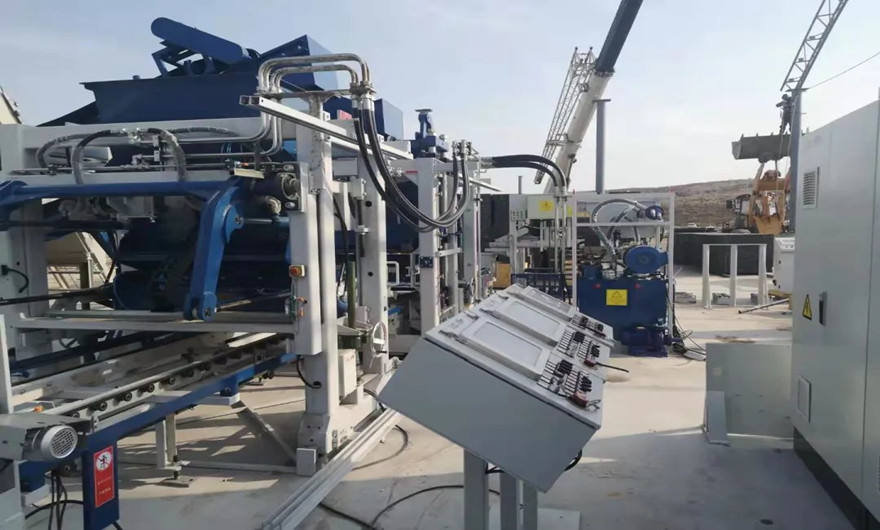 项目现场|威尼斯人娱乐城股份ZN900C全自动生态砌块成型机生产线于西北地区已经进入安装调试阶段