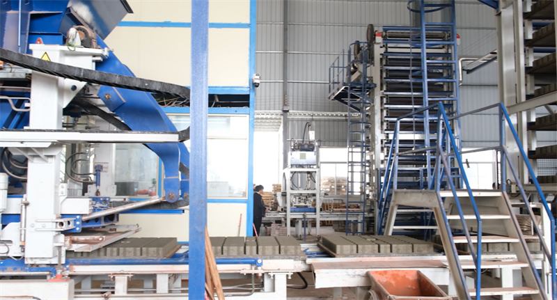 Una machina, multae lateres, industria salutaris et reductionis carbonis, QGM Zenith 15 exemplar facit 