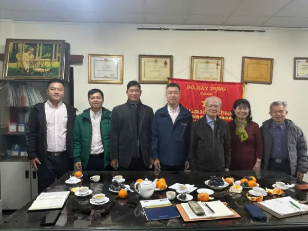 Quangong Machinery Co., Ltd-nin baş menecerinin müavini Fu Guohua, Çin və Vyetnam tikinti materialları sahələri arasında mübadilə və əməkdaşlığı təşviq etmək üçün Vyetnam Tikinti Materialları Dərnəyini ziyarət etmək üçün bir heyətə rəhbərlik etdi.